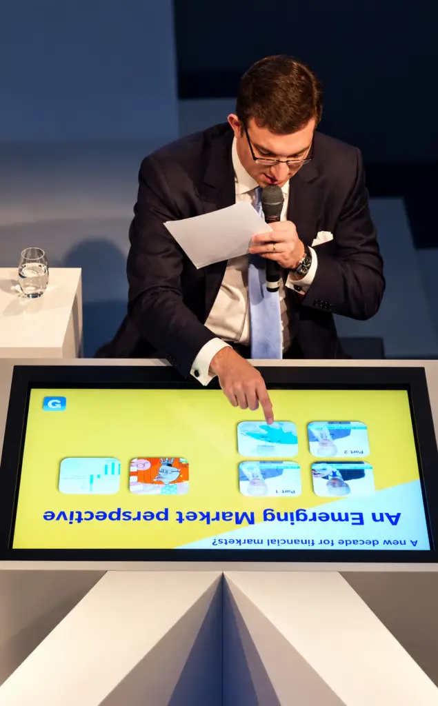 Amundi Forum au Carrousel du Louvre : la scène et la salle