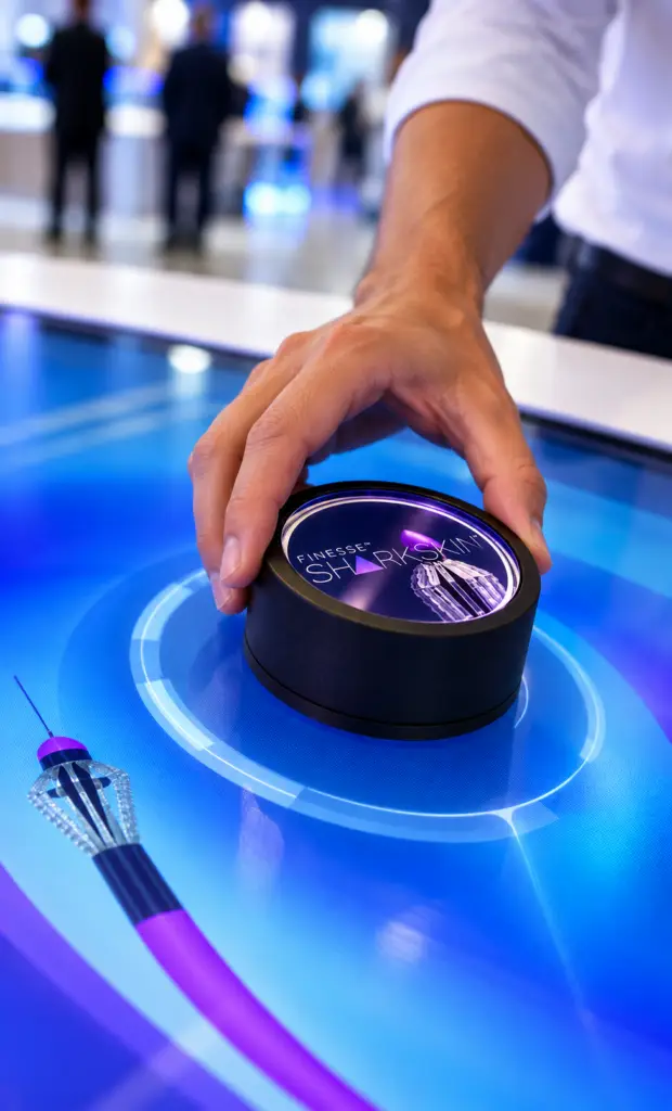 Stand Alcon à Euretina 2019 : architecture courbe, lumière et accents bleus