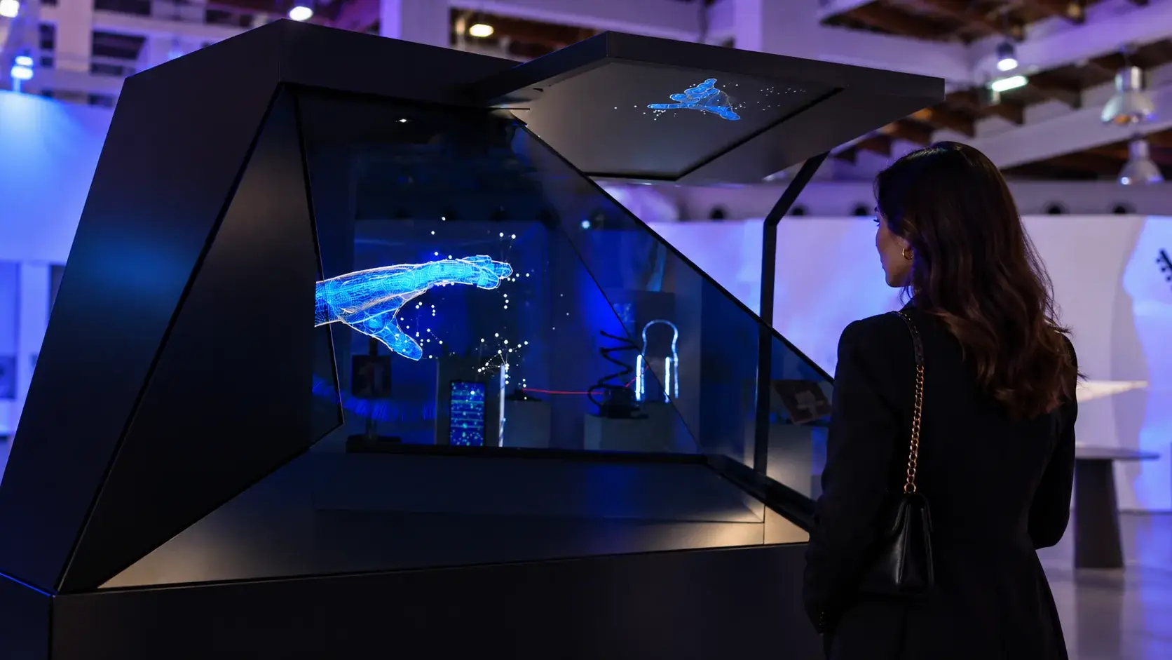 THE DATE — une vitrine où l'image flotte dans l'objet